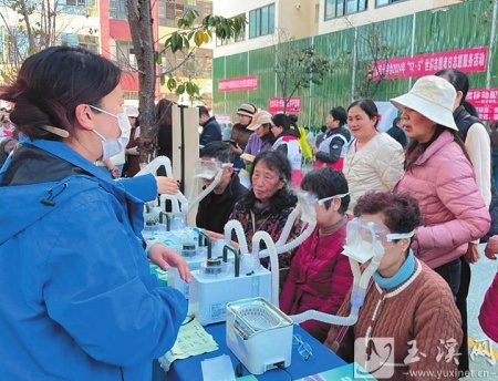 葫泉社区红十字志愿服务站开展首次志愿服务活动。(图片由玉溪市红十字会提供)