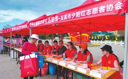 协会开展健康文明生活宣传活动。通讯员 玉夕宣 摄
