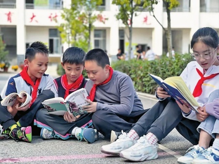 校园内阅读书籍蔚然成风。 通讯员 黄振豪 摄