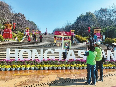 市民和游客正在有序排队,等待打卡拍照。